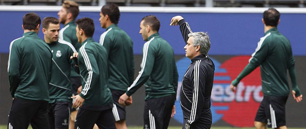 Foto: Mourinho por fin entiende el mensaje de Florentino y se acerca al grupo por la Décima