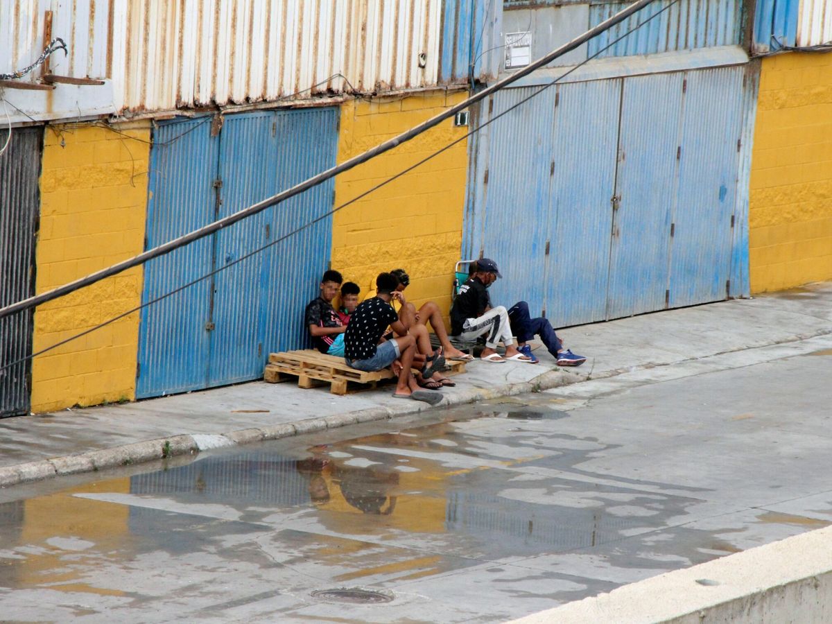 Foto: Un grupo de menores en Ceuta. (EFE)