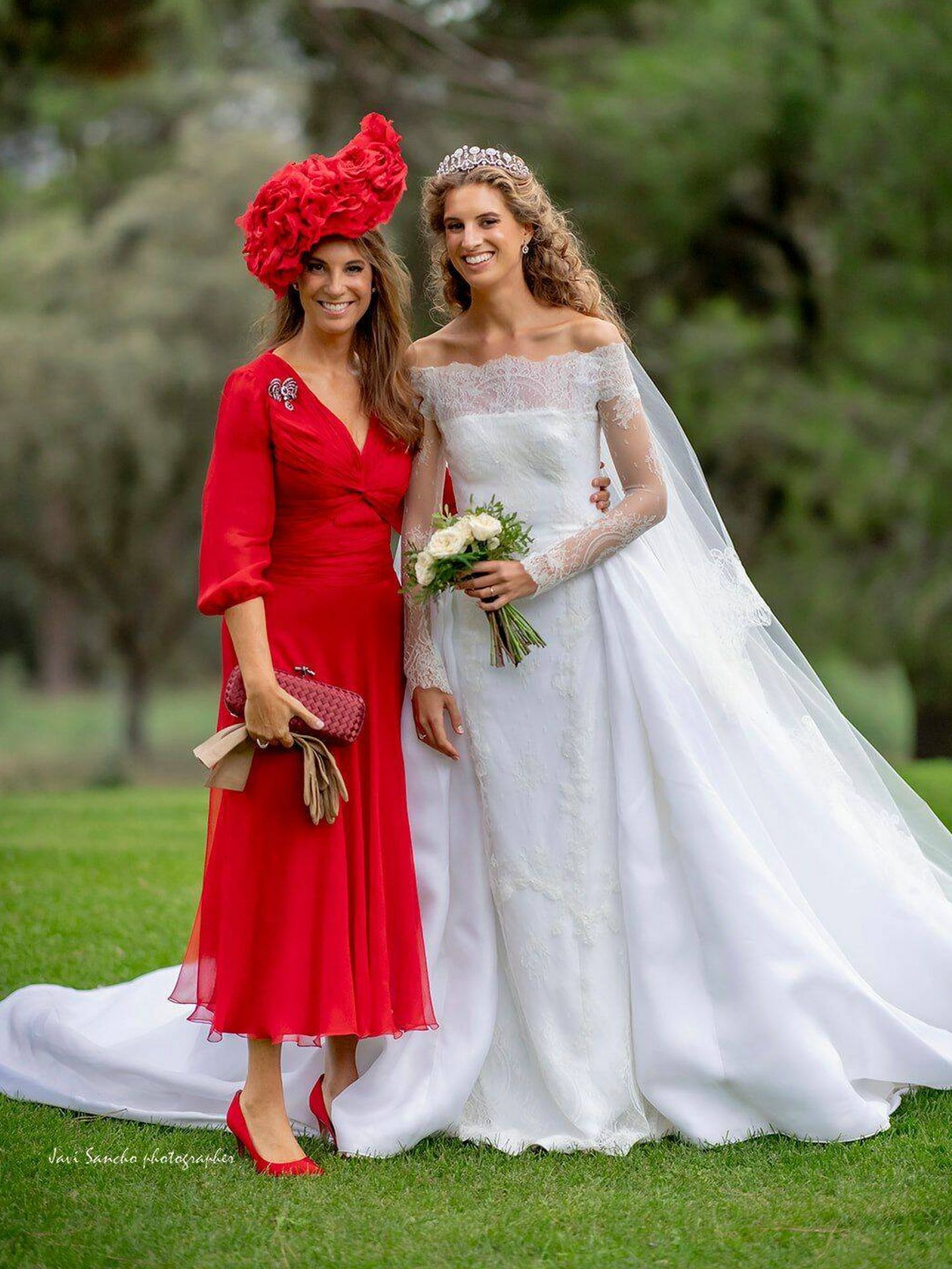 Olimpia Cotoner, de rojo en la boda de su hija Tatiana. (Cortesía/Javi Sáncho) 