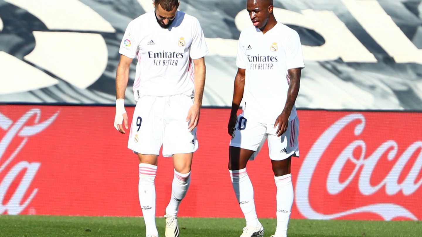 Benzema y Vinicius en el partido del Real Madrid contra el Huesca. (Efe)
