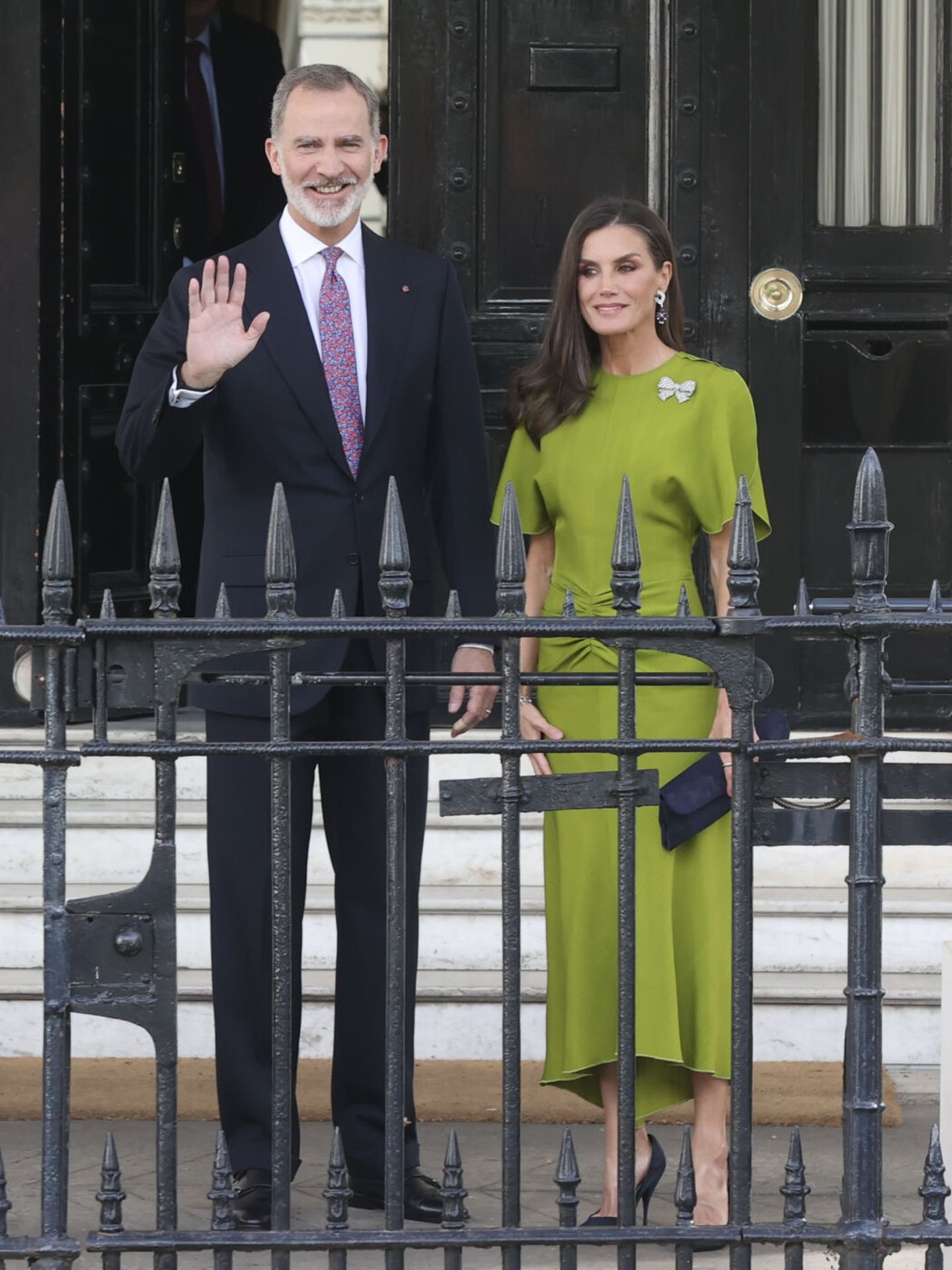 Los Reyes, a las puertas de la residencia del embajador español. (Casa Real)