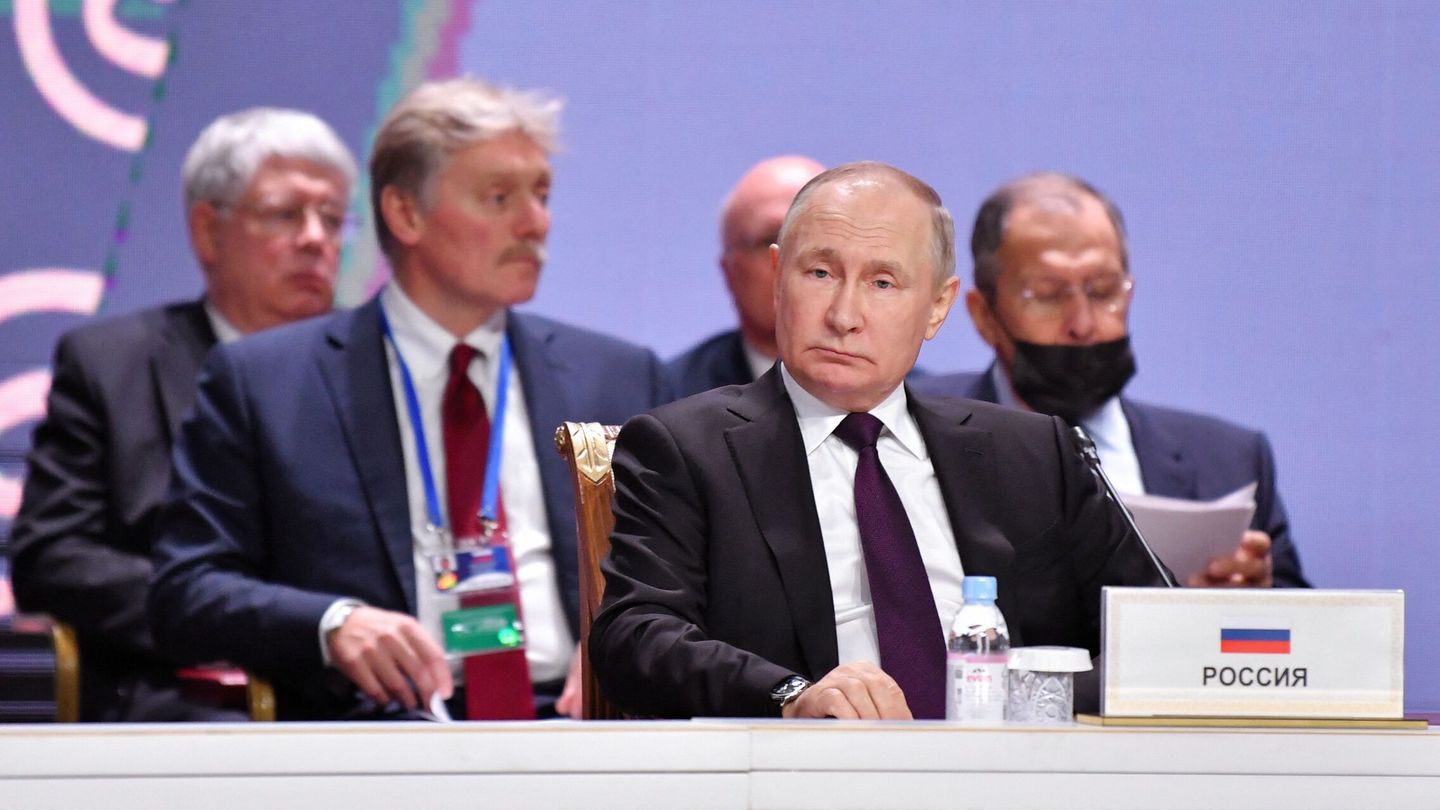 Putin en primer plano y Peskov y Lavrov, destrás de él, en una imagen de archivo de 2014. (Reuters/Turar Kazangapov)