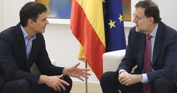 Foto: El presidente del Gobierno, Mariano Rajoy (d), y el secretario general del PSOE, Pedro Sánchez (i). (EFE)