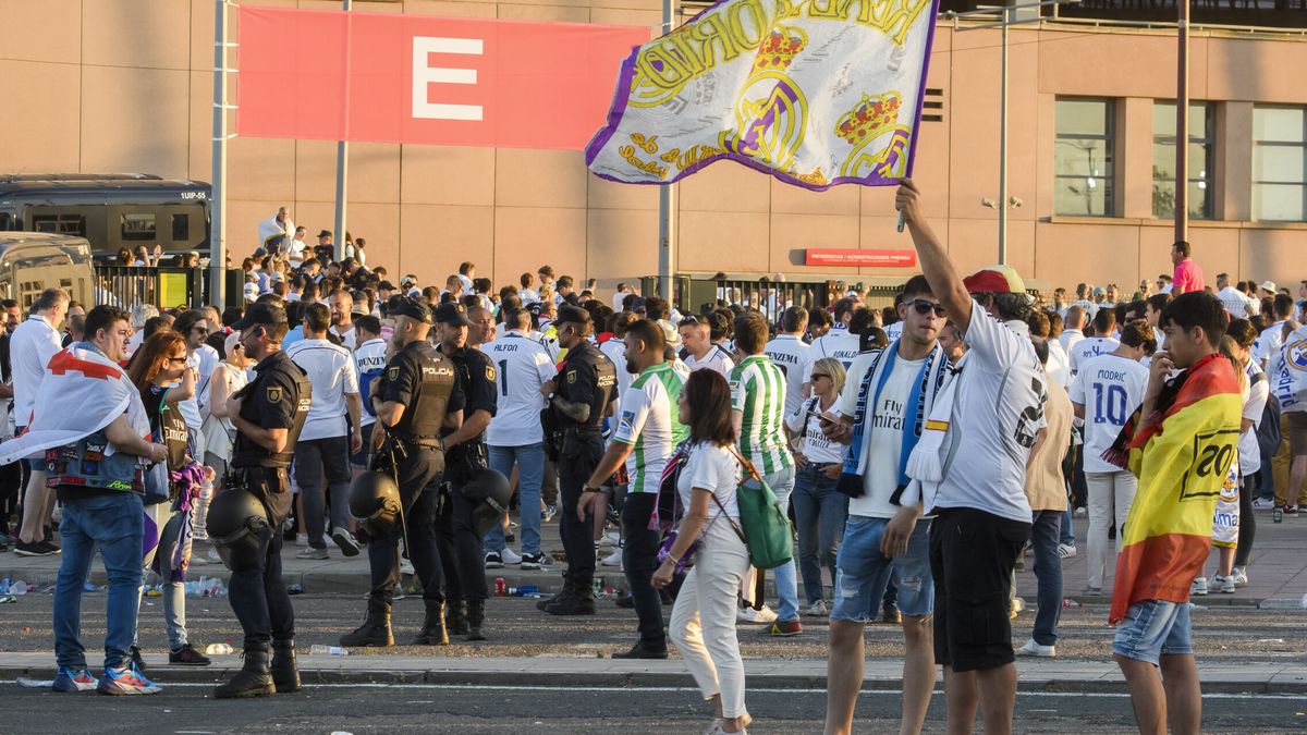 Ultras Sur e Indar Gorri se lían a puñetazos en las calles de Sevilla antes de la final de Copa