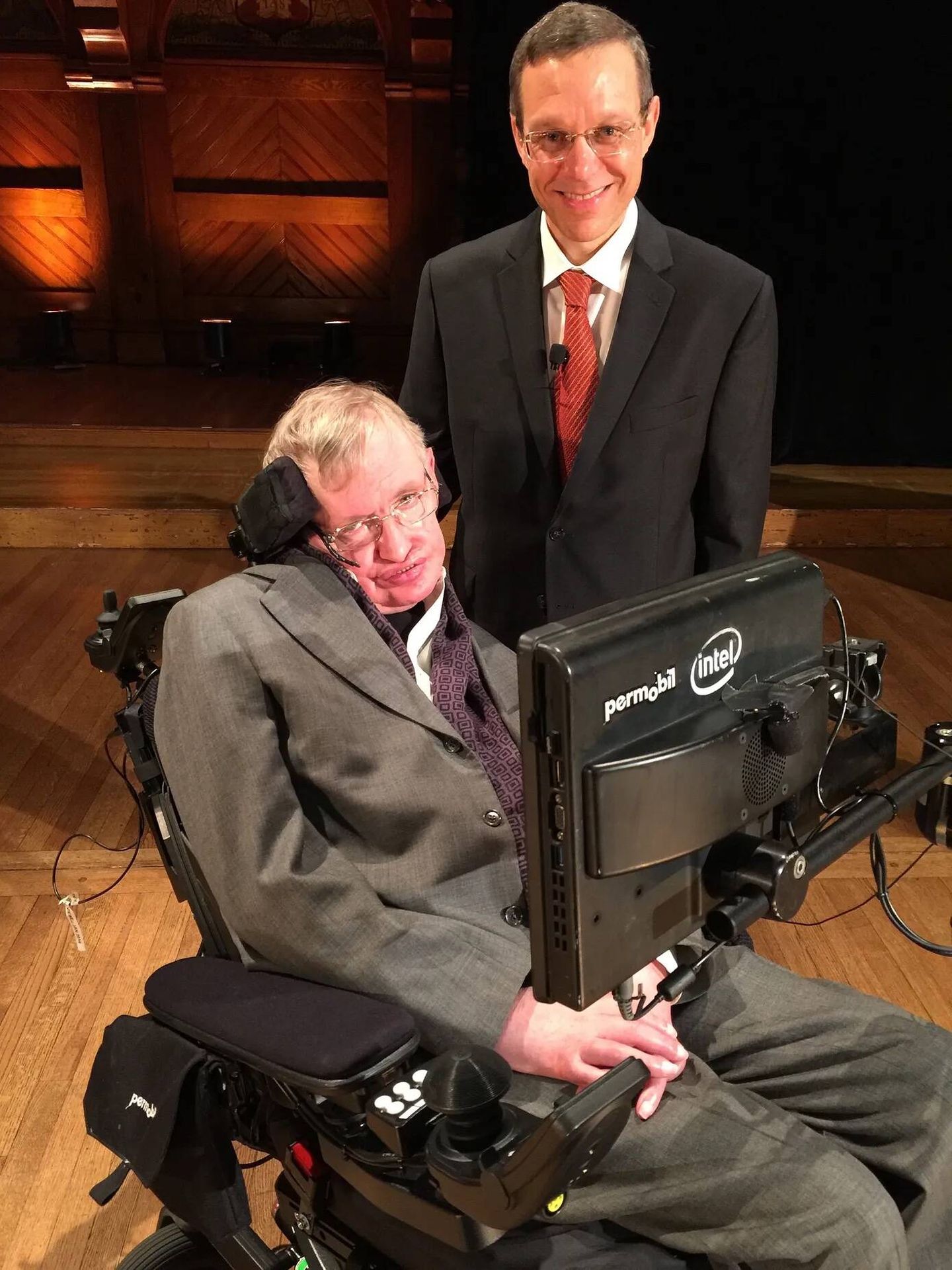 Avi Loeb junto a Stephen Hawking en la universidad de Harvard. 