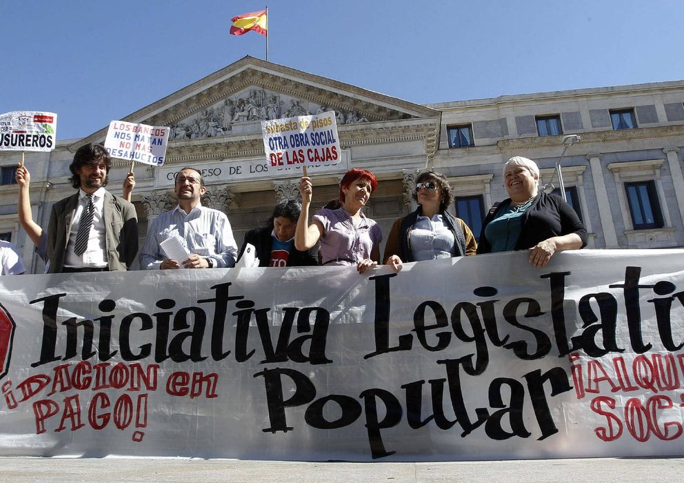 Foto: Protesta de afectados por las hipotecas en el Congreso (EFE)