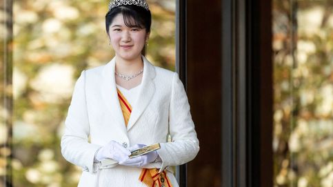 Aiko de Japón celebra su mayoría de edad de blanco y con una tiara prestada
