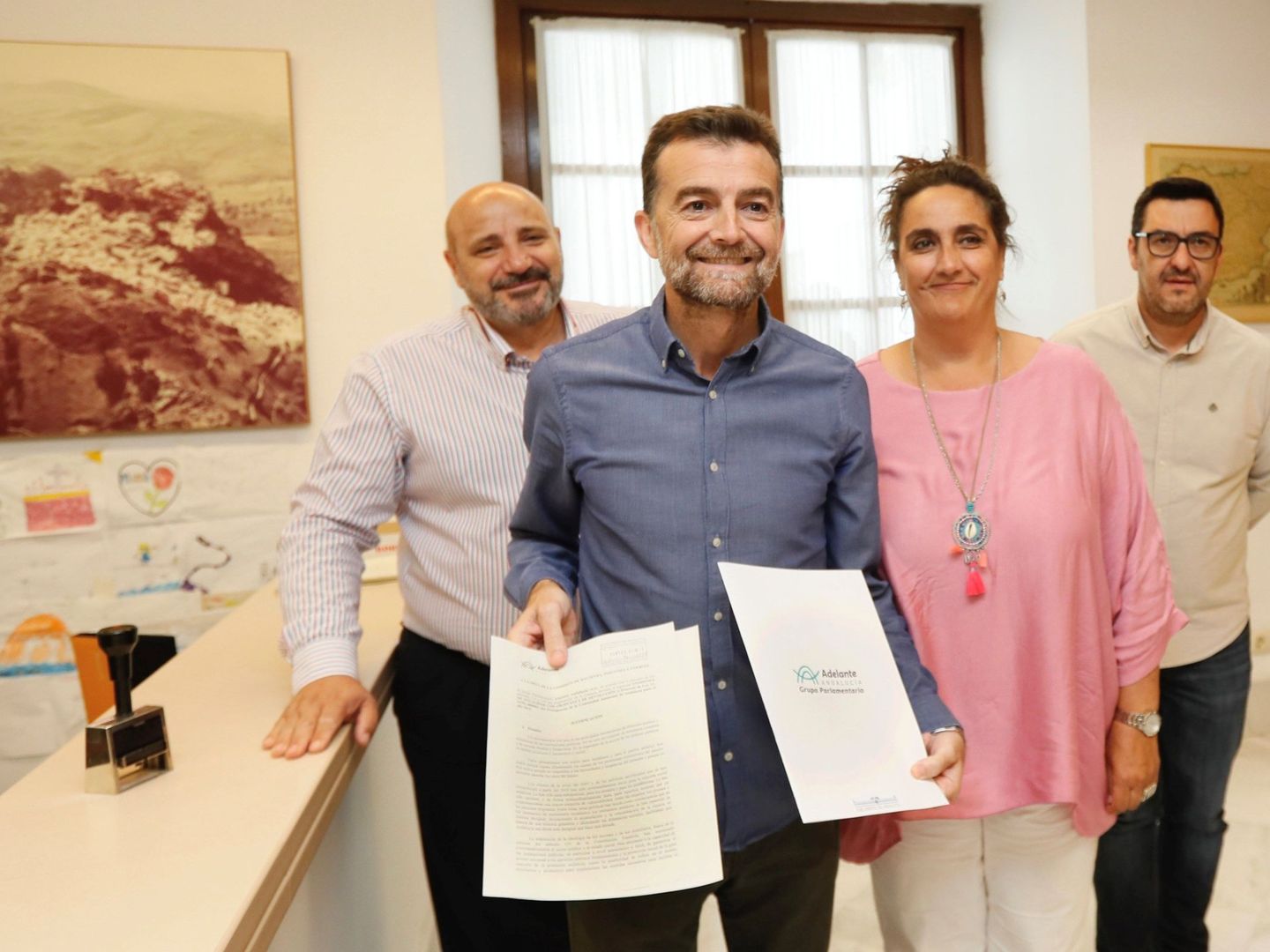 Los portavoces de Adelante Andalucía, Ángela Aguilera  y Antonio Maíllo  al presentar sus enmiendas. (EFE)