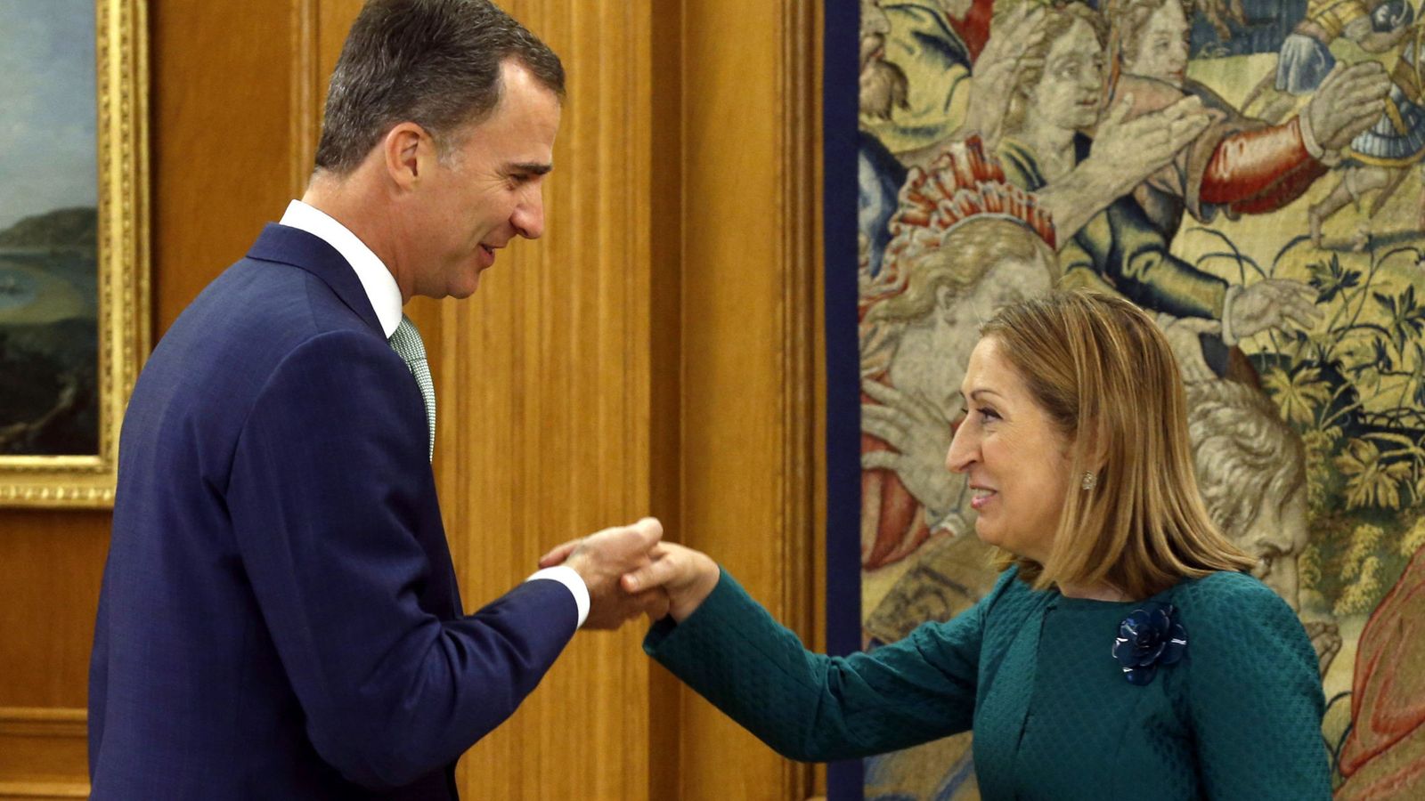 Foto: El rey Felipe saluda a la presidenta del Congreso de los Diputados, Ana Pastor, en el Palacio de la Zarzuela. (Efe)