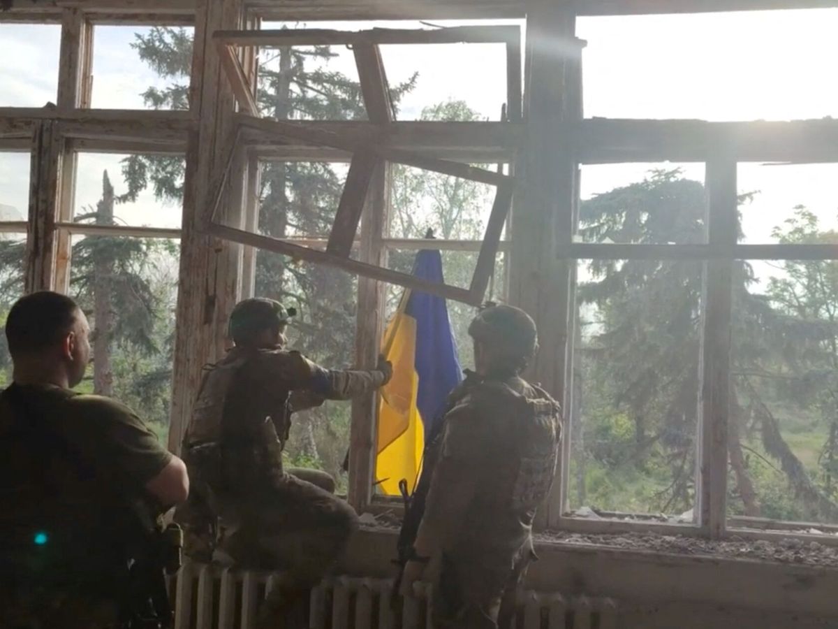 Foto: Soldados ucranianos colocan la bandera en Blahodatne, Donetsk (Reuters)
