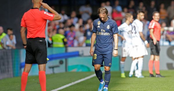 Foto: Momento en el que Modric abandonaba el campo. (REUTERS)