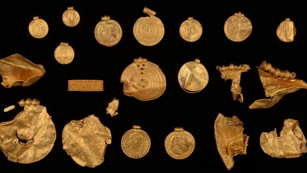 Un buscador de metales aficionado danés halla un tesoro de hace más de 1.500 años