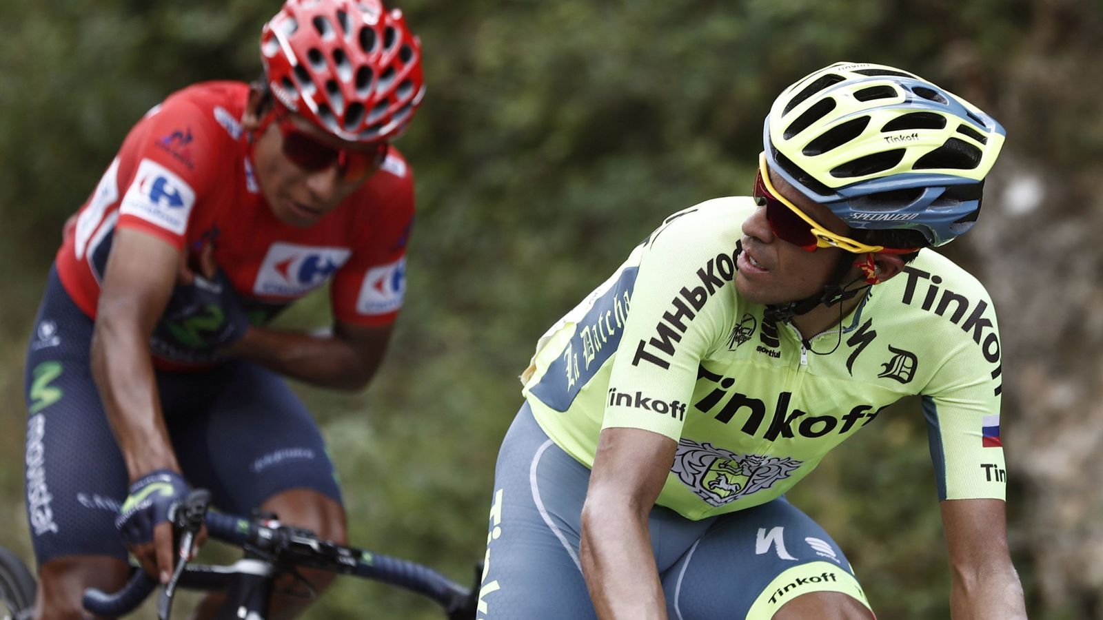 Foto: Alberto Contador, seguido por Nairo Quintana, durante la etapa de la Vuelta con meta en Aramón Formigal, en Sallént de Gállego. (EFE) 