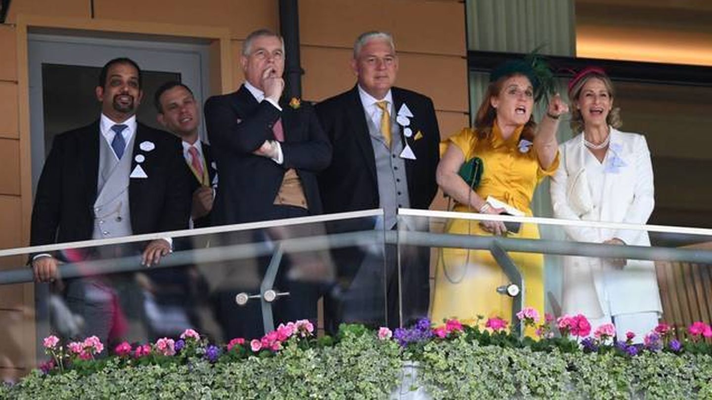  Sarah Ferguson y el príncipe Andrés, junto a varios amigos en Ascot. (EFE)