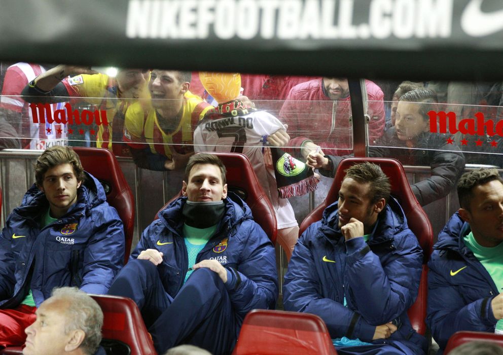 Foto: Messi, con gesto relajado, en el banquillo del Vicente Calderón (EFE)