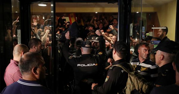 Foto: Los policías, a las puertas de uno de los hoteles de Pineda del Mar. (Reuters)