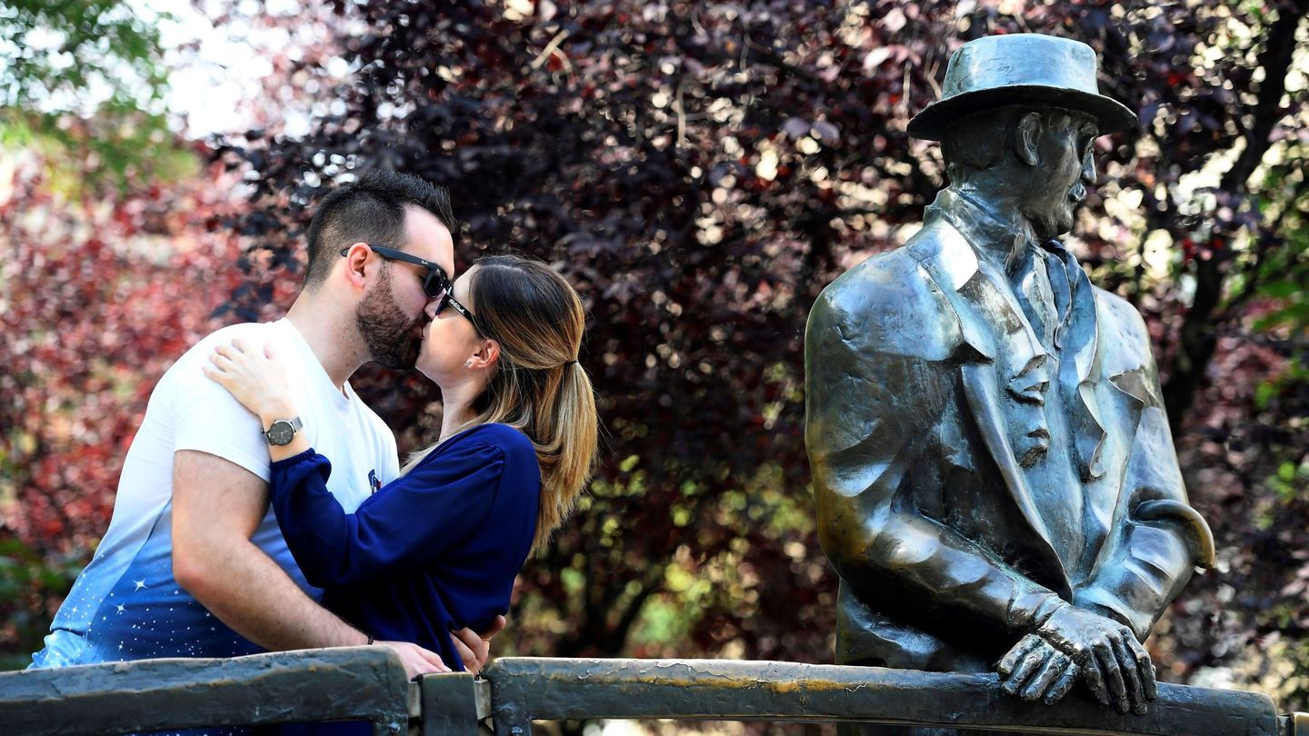Una pareja se besa junto a la estatua de Imre Nagy en Budapest, el pasado junio. La estatua ha sido retirada hace pocos días. (EFE)