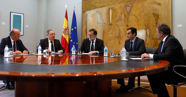 Foto: Rajoy, el pasado 19 de agosto, en la reunión con el ministro Zoido, López Iglesias, José Antonio Nieto y José Manuel Holgado, que informaron al presidente del Gobierno sobre las medidas de seguridad tras los atentados. (EFE)