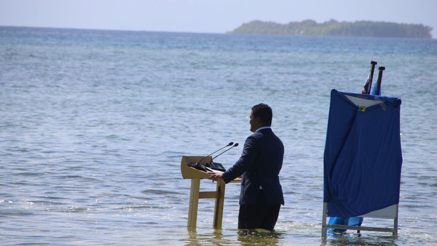 El representante del gobierno de Tuvalu durante la grabación de su comunicado (Reuters)