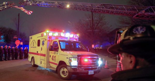 Foto: Una ambulancia del departamento de bomberos de Chicago transporta el cuerpo del oficial de policía Samuel Jiménez, fallecido durante el tiroteo. (EFE)