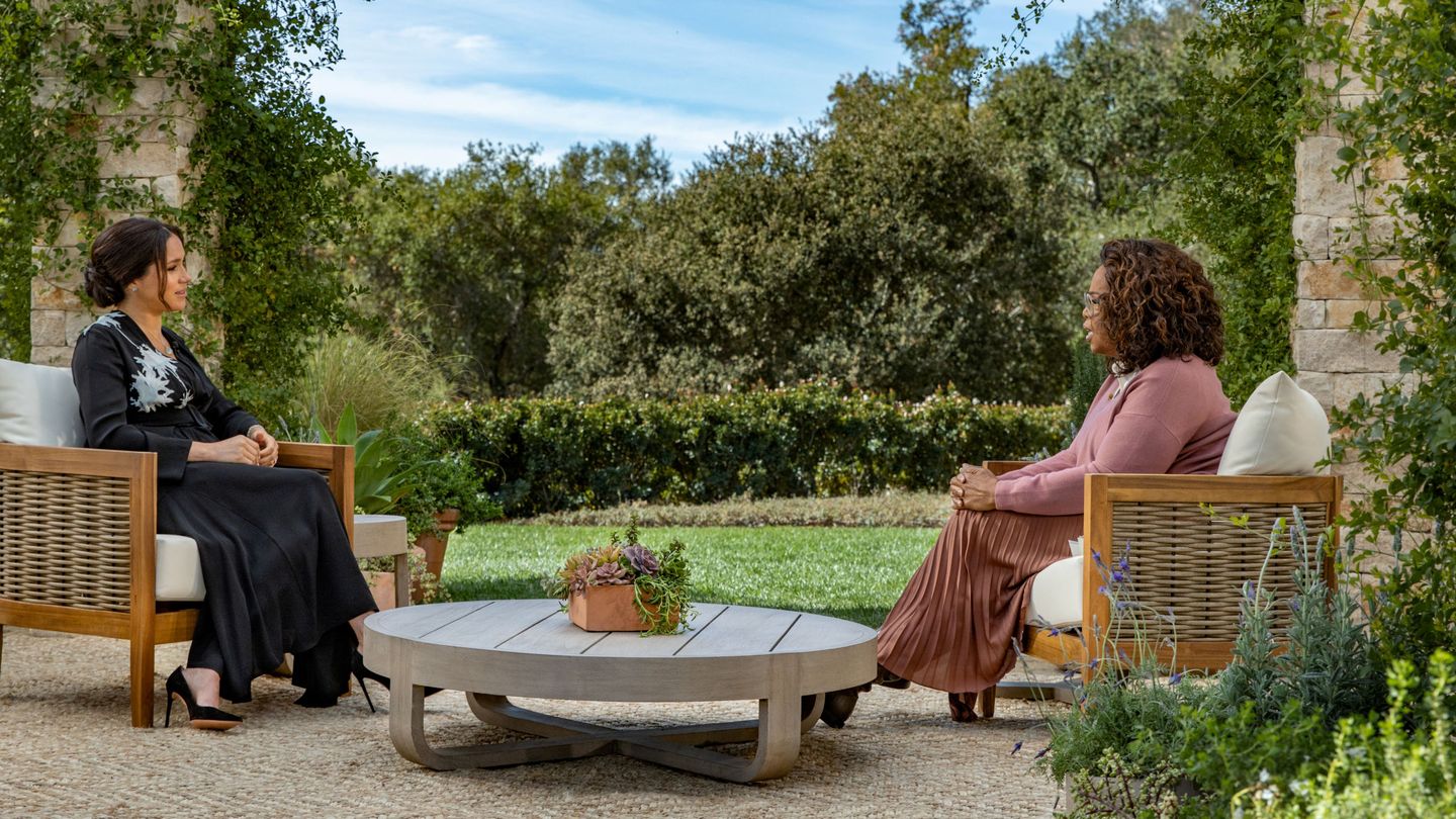 Meghan y Oprah, en un momento de la entrevista. (Reuters)