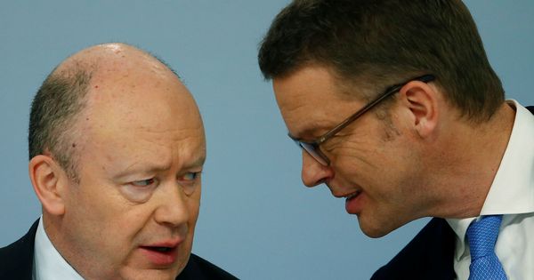 Foto: John Cryan (izquierda), ya expresidente de Deutsche Bank, junto al nuevo presidente, Christian Sewing. (Reuters)