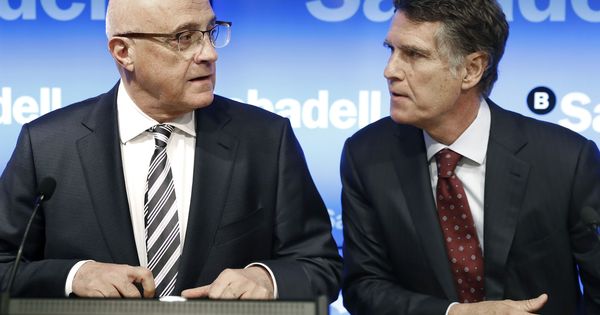 Foto: El presidente del Banco de Sabadell, Josep Oliu (i), y el consejero delegado, Jaume Guardiola.