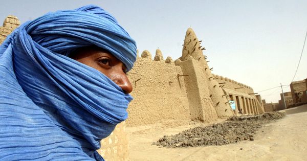 Foto: Una nómada tuareg ante una mezquita del siglo XIII en Tombuctú, Mali. (Reuters)