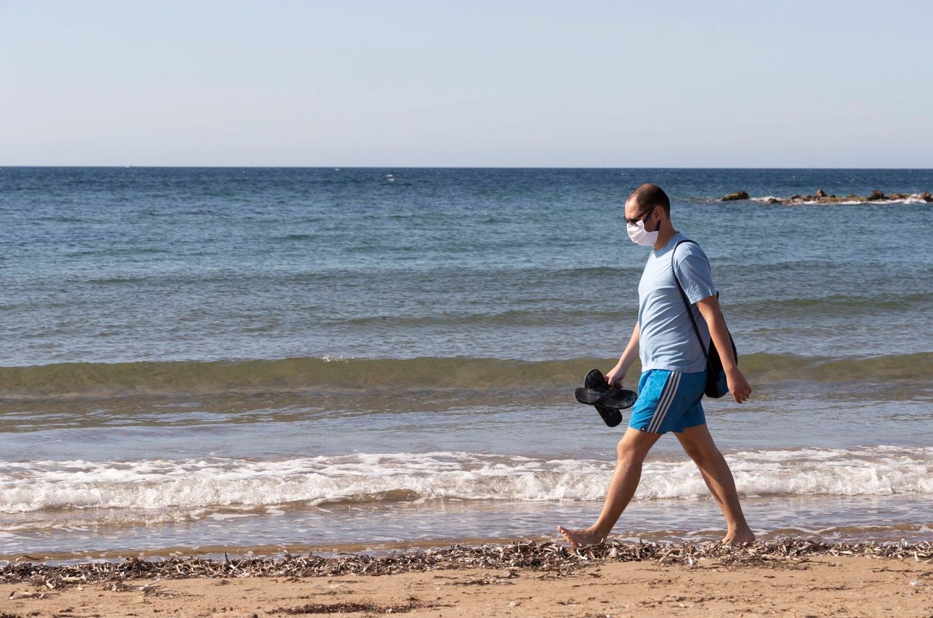 Un hombre con mascarilla camina este domingo por la playa de Rihuete, Mazarrón, Murcia. (EFE)