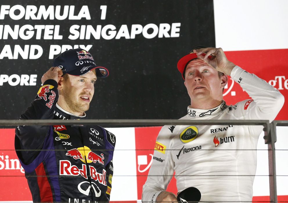 Foto: Sebastian Vettel dialogando con Raikkonen en el podio de Singapur.