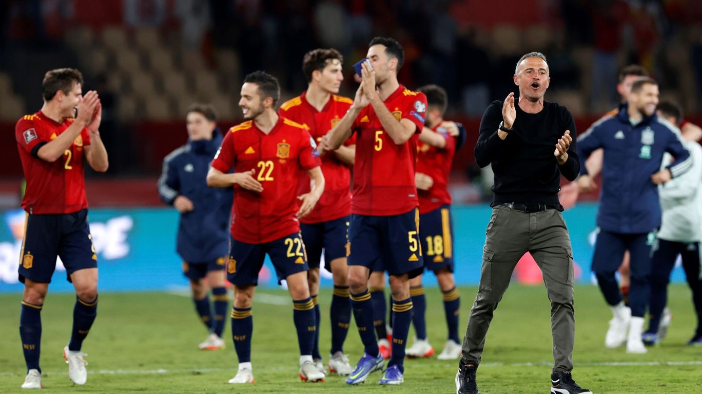 Luis Enrique celebra un triunfo con los jugadores tras un partido de España.
