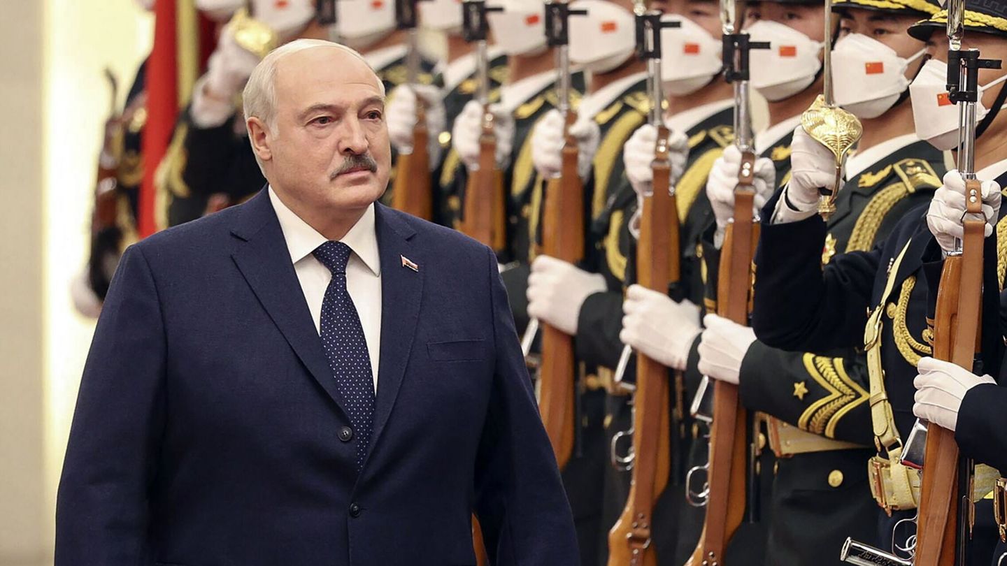 Beijing (China), 01 03 2023.- A handout photo made available by the Belarusian President Press service shows Belarusian President Aleksandr Lukashenko inspecting an honour guard in Beijing, China, 01 March 2023. Lukashenko is on a state visit to China. (Bielorrusia) EFE EPA BELARUS PRESIDENT PRESS SERVICE   HANDOUT HANDOUT EDITORIAL USE ONLY NO SALES 