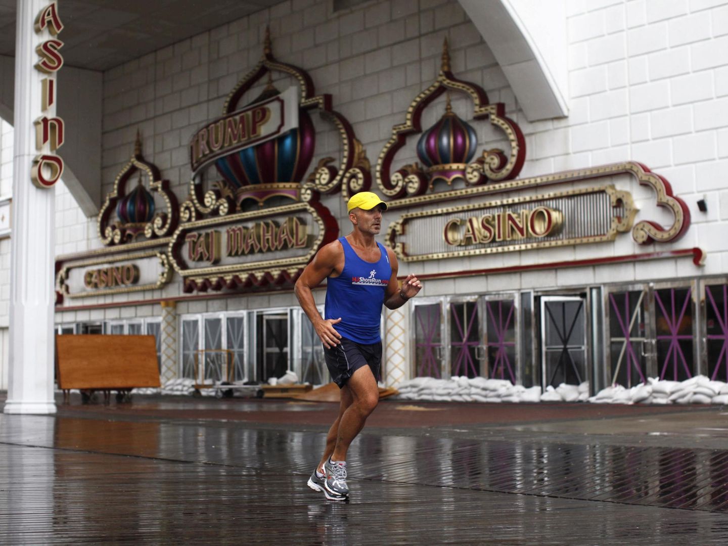 Un corredor pasa delante del Taj Mahal, cerrado durante el día, en agosto de 2011. (Reuters)