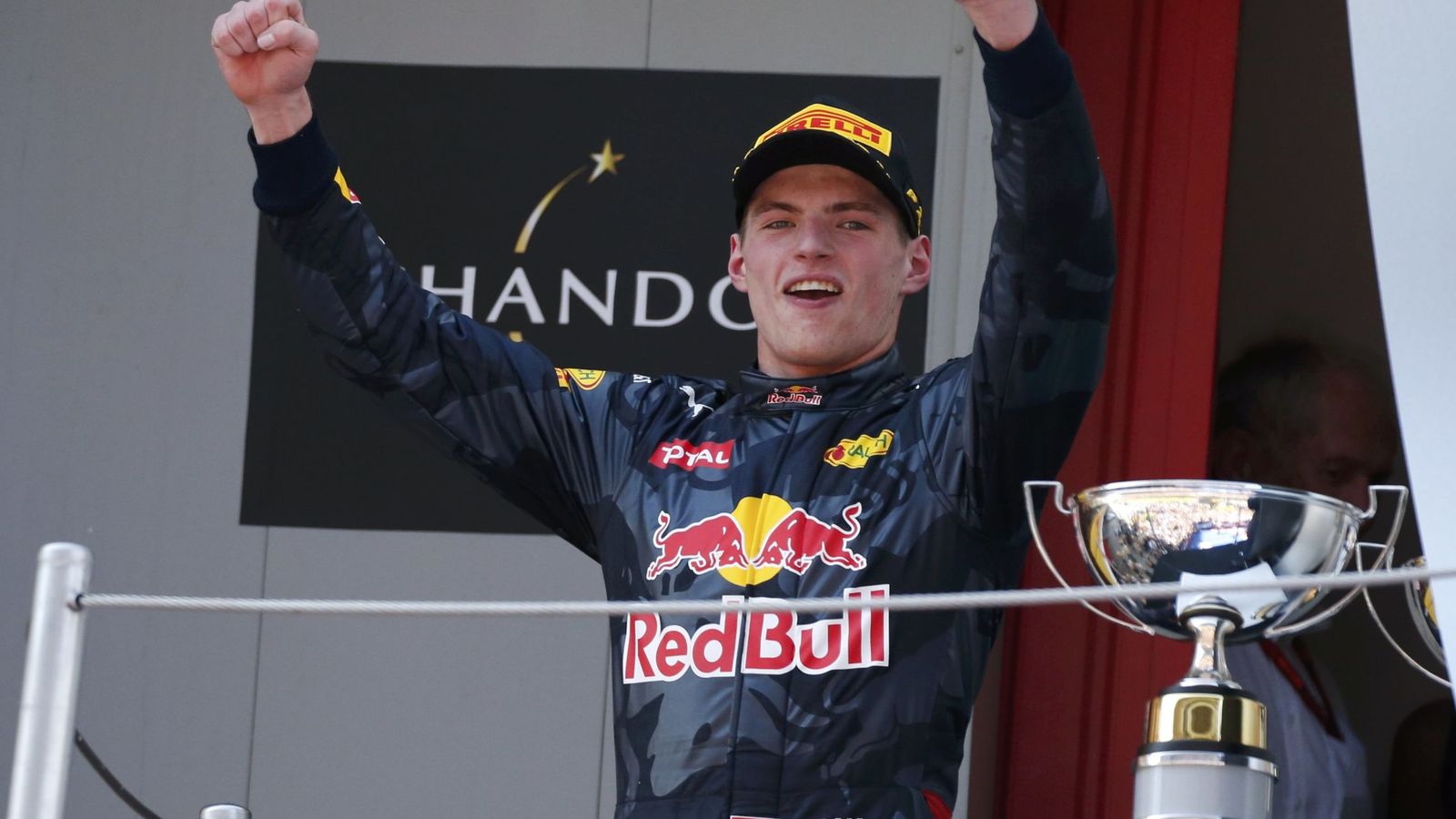 Foto: Max Verstappen en el podio de Barcelona.