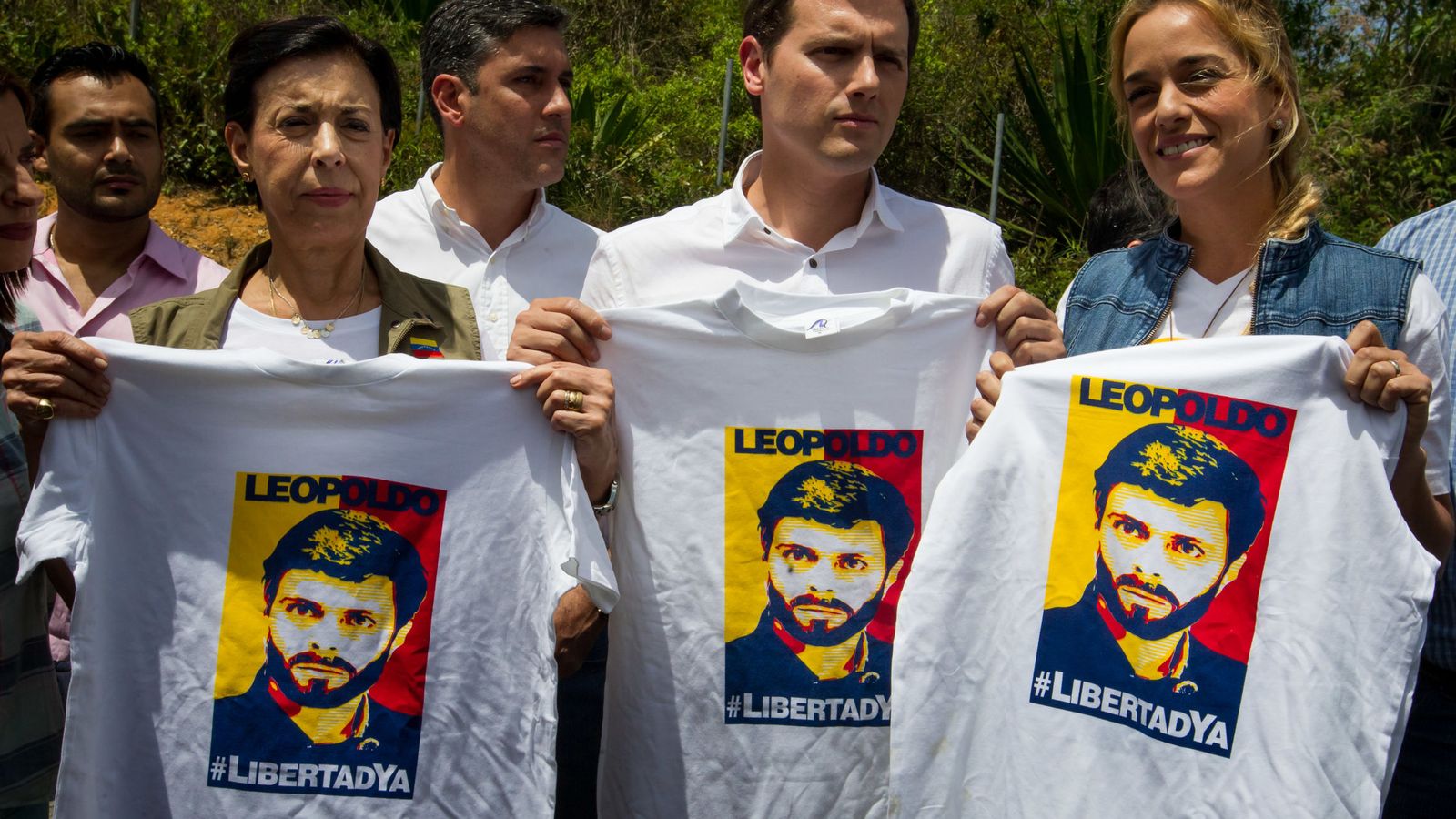 Foto: El líder deCiudadanos, Albert Rivera, posa sosteniendo camisetas con la imagen del dirigente opositor venezolano Leopoldo López acompañado por la madre de Leopoldo López y su mujer, Lilian Tintori. (EFE) 