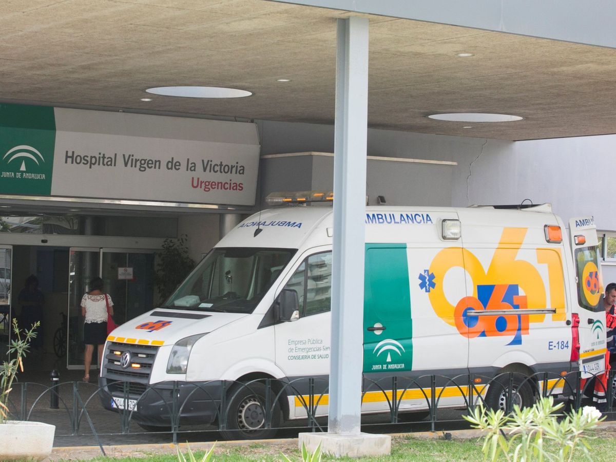 Foto: Ambulancia de Emergencias 061 en la puerta del hospital Clínico Virgen de la Victoria de Málaga (EFE).