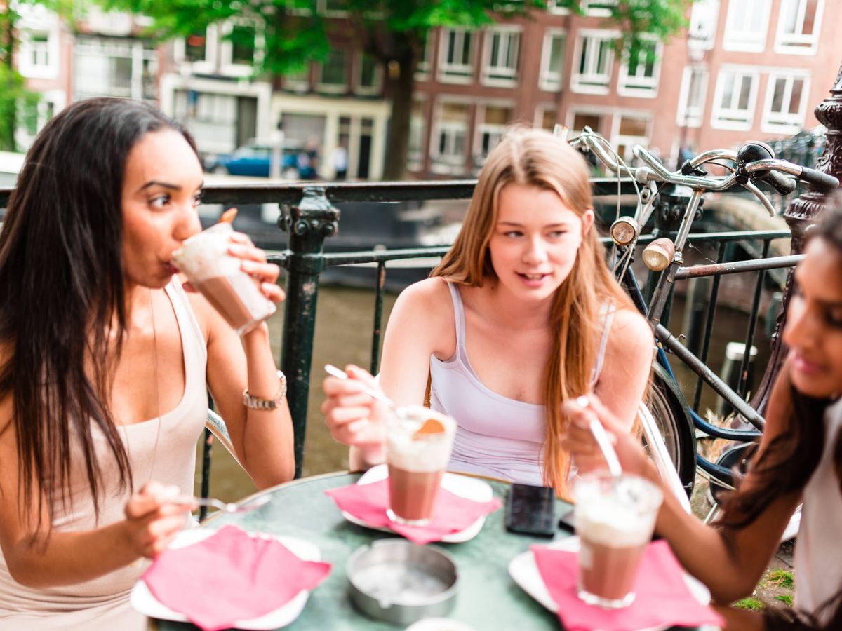 Foto: Amigas tomando café en una terraza