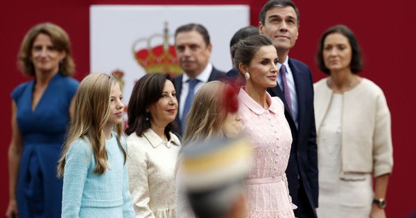 Foto: Pedro Sánchez, con la Reina y sus hijas y los ministros Margarita Robles, Reyes Maroto, Luis Planas y Teresa Ribera, este 12-O. (EFE)