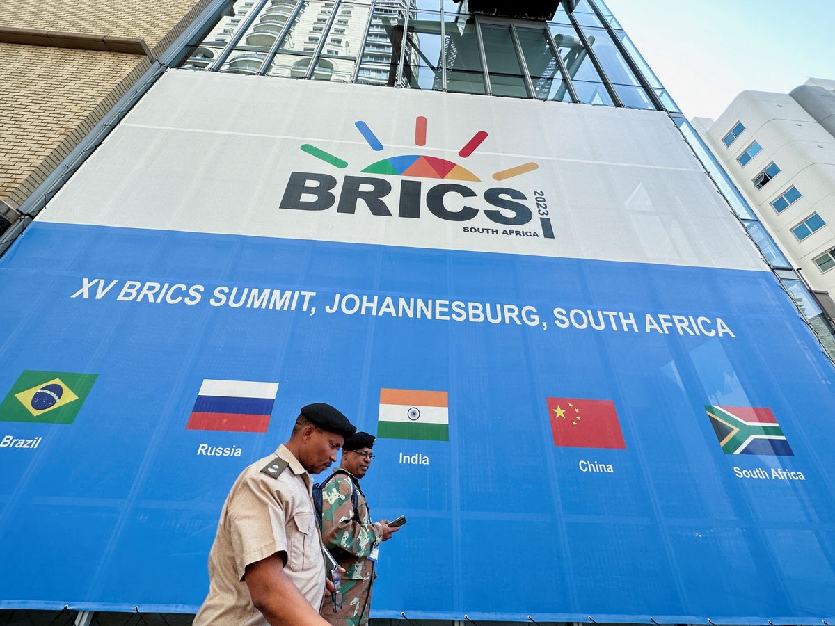 Foto: Un grupo de personas pasa por delante del Centro de Convenciones de Sandton, que acogerá la próxima cumbre de los Brics. (Reuters/James Oatway)