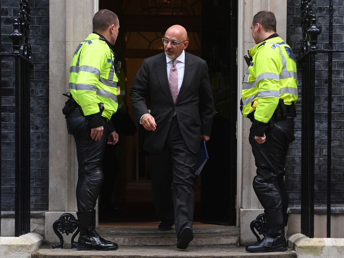 Foto: Nahdim Zahawi, saliendo del número 10 de Downing Street. (EFE/Andy Rain)