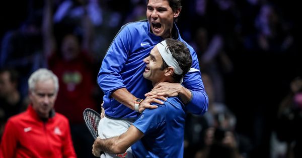 Foto: Nadal y Federer celebran la victoria en la Laver Cup. (EFE)