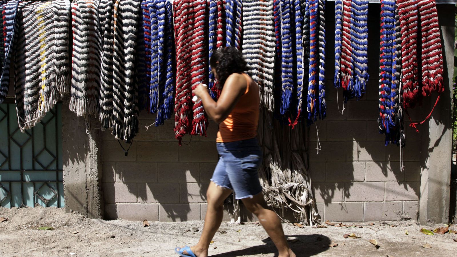 Foto: Una mujer pasa delante de unas hamacas en San Pedro Perulapan, El Salvador, en 2009 (Reuters)