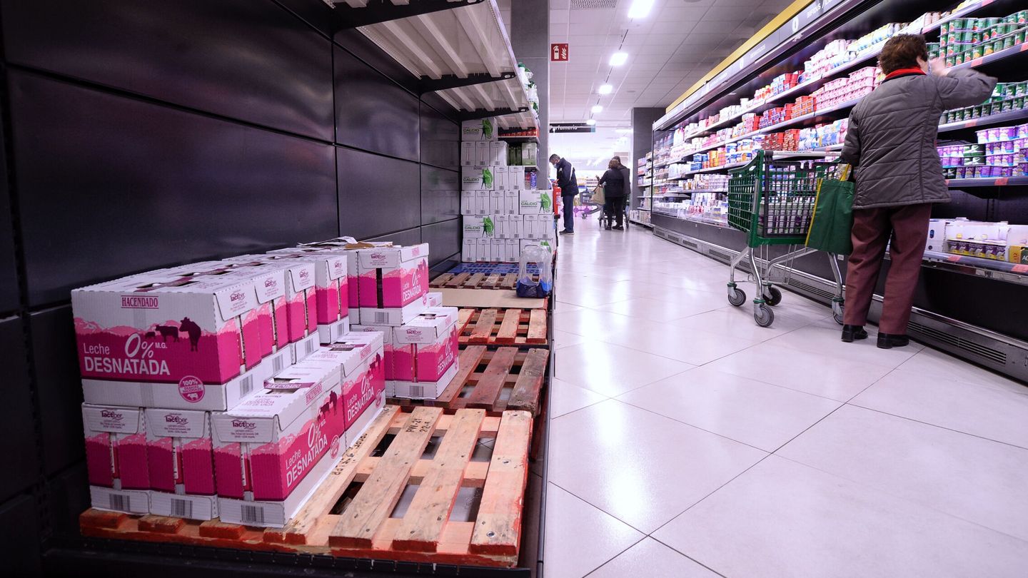 Aspecto que presenta el lineal de lácteos esta mañana en un supermercado de Valladolid con poca variedad debido a la huelga de transportes. (EFE/Nacho Gallego)