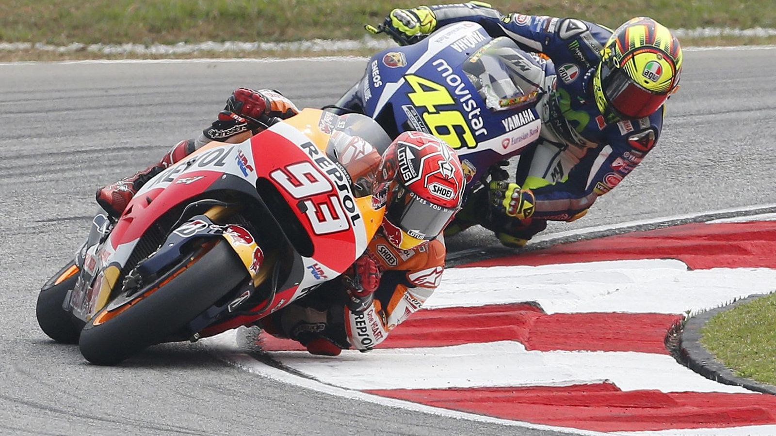 Foto: Márquez y Rossi pelean en un momento de la carrera de Sepang (Reuters).