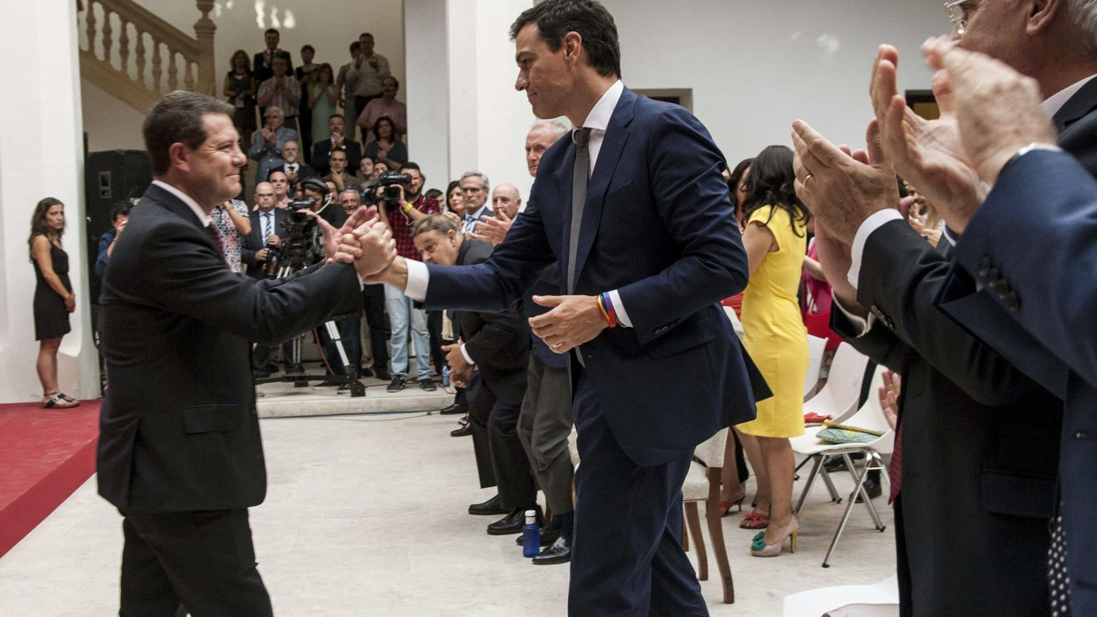 Foto: El secretario general del PSOE, Pedro Sánchez, saluda al nuevo presidente del gobierno de Castilla-La Mancha. (EFE)