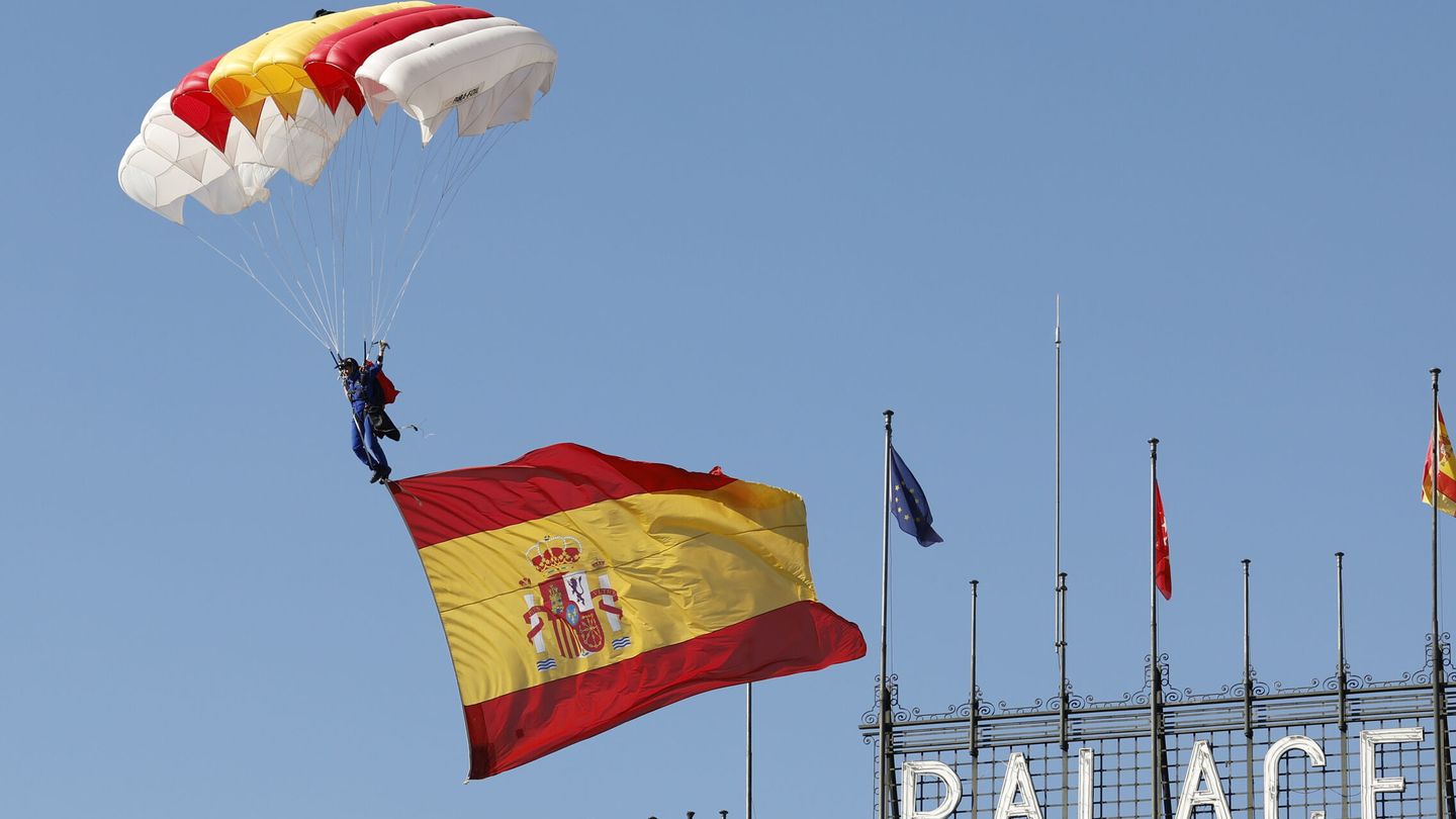 MADRID, 12 10 2023.- La cabo Mari Carmen Gómez Hurtado desciende la bandera al inicio del desfile del Día de la Fiesta Nacional en Madrid, presidido por los reyes, en el que participan 4.177 militares, 86 aviones y helicópteros y 142 vehículos terrestres. EFE  Chema Moya 