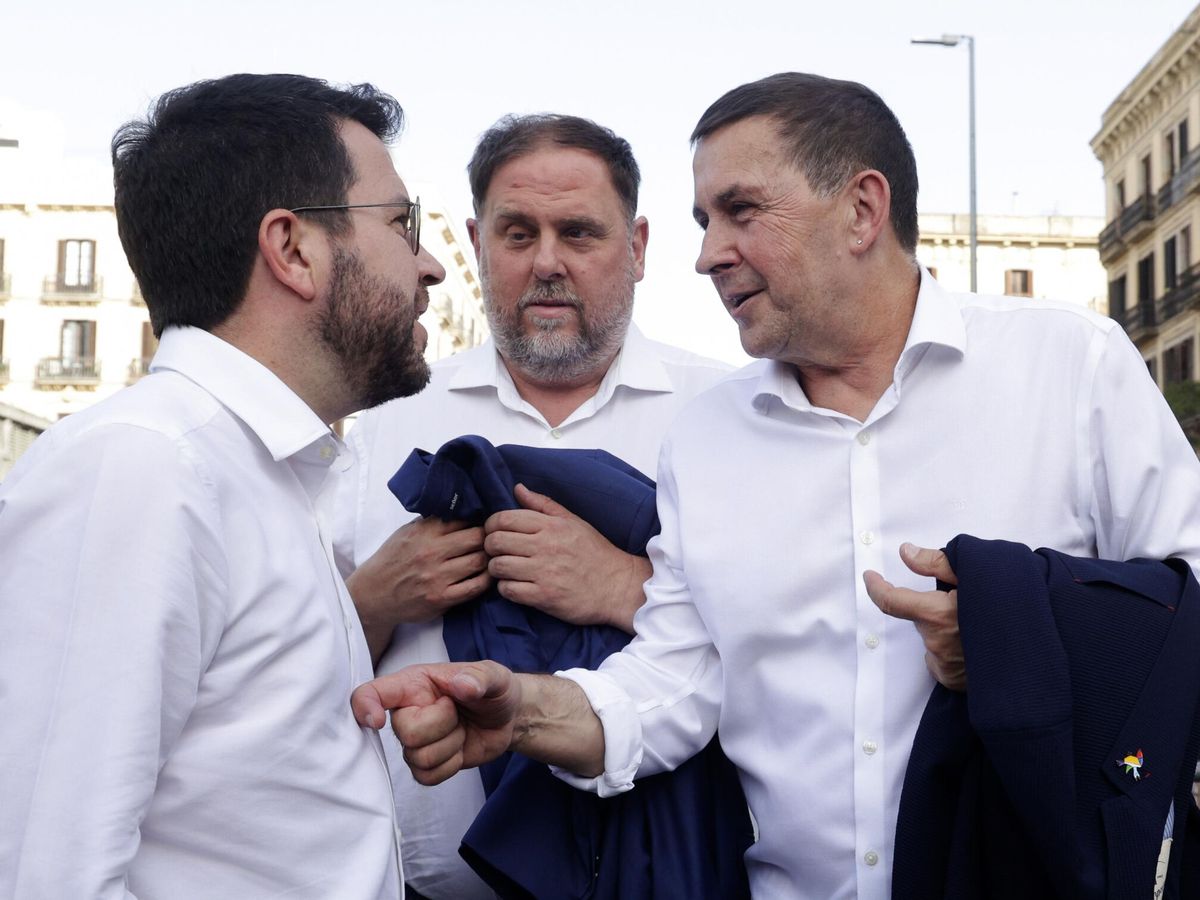 Foto: Pere Aragonès, con Oriol Junqueras y Arnaldo Otegi. (EFE/Quique García)