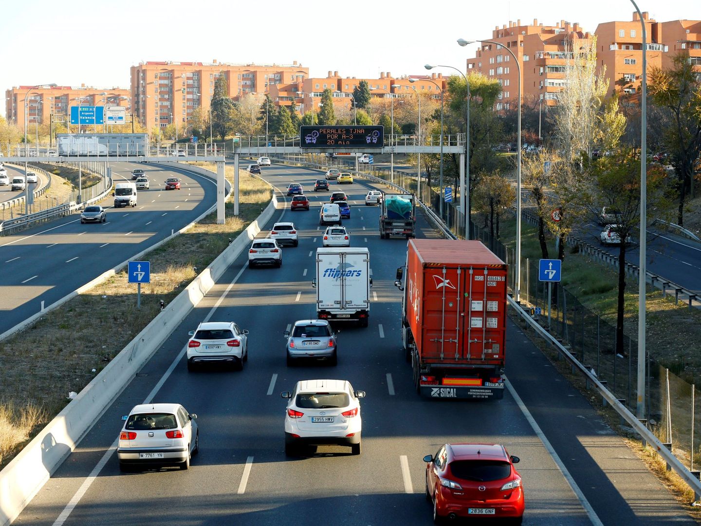 Tráfico en la salida de Madrid por la carretera de Valencia A3 (J.P. Gandul / EFE)