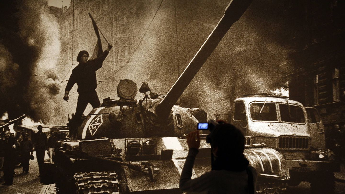 Fotografía de la invasión soviética de Praga en 1968. (EFE)