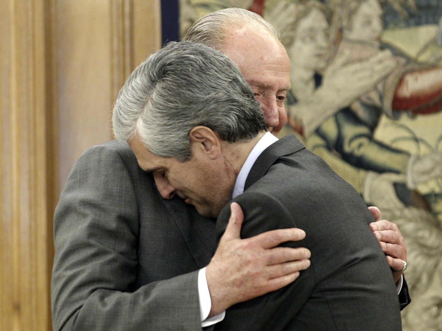 El rey Juan Carlos saludando de manera muy afectuosa a Adolfo Suárez Illana hijo, en una imagen de archivo. (EFE)